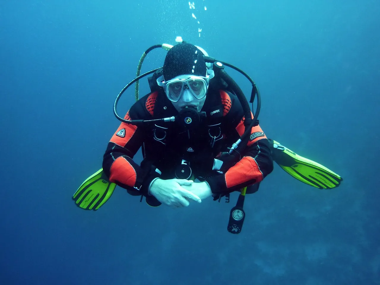 diver-g2e71131b1_1920.jpg