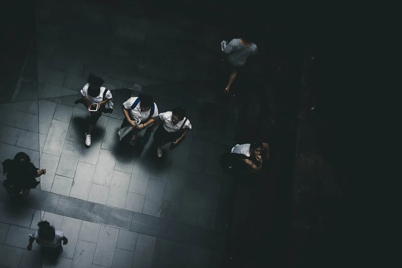 https://pixabay.com/es/photos/calle-gente-estudiantes-uniforme-2805643/