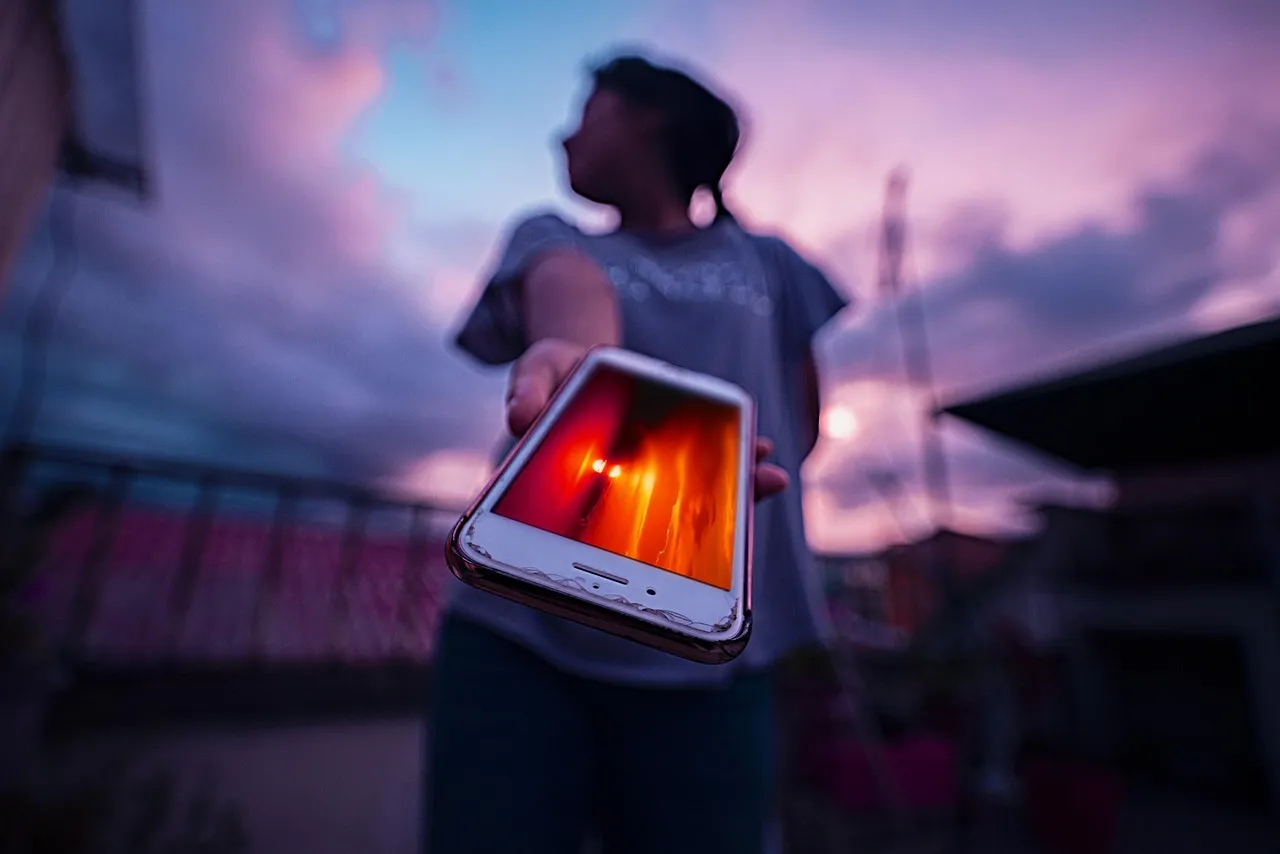 https://pixabay.com/es/photos/reflejo-en-celular-celular-iphone-5028517/
