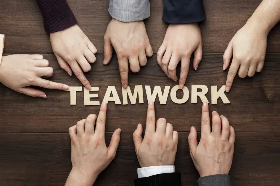 teamwork-concept-on-the-brown-wooden-table-background-980x653.jpg.webp