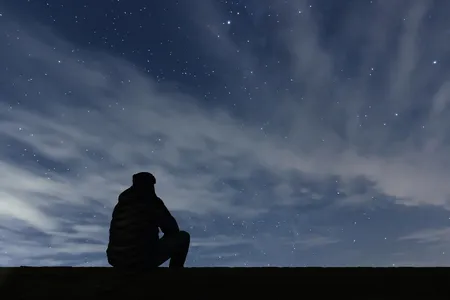72098915-hombre-mirando-las-estrellas-sólo-el-hombre-que-mira-el-cielo-estrellado-cielo-nocturno-.jpg