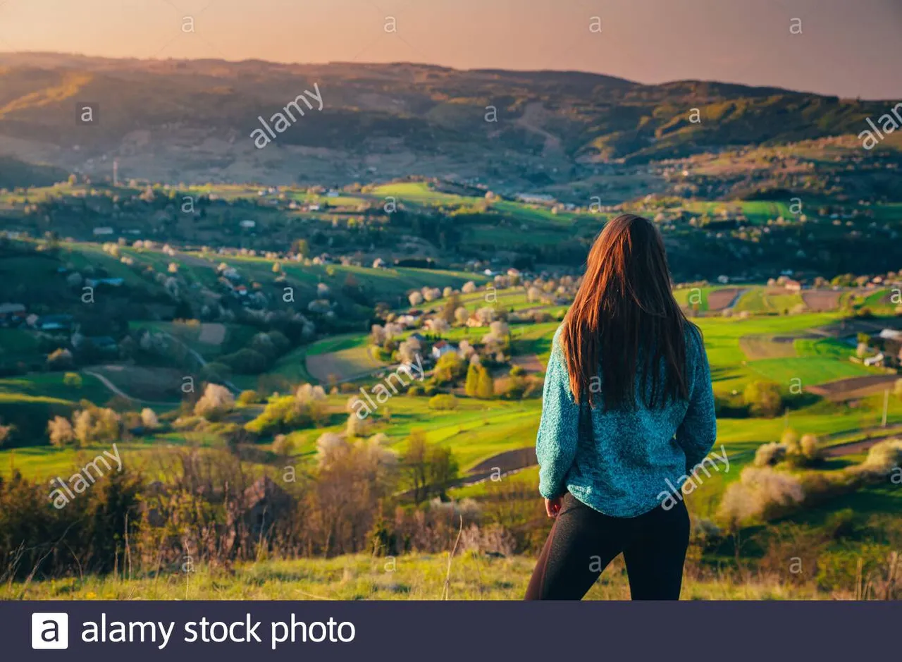 mujer-mirando-la-naturaleza-de-la-manana-de-primavera-luz-calida-del-amanecer-y-arboles-de-flores-en-el-fondo-edite-el-espacio-para-su-presupuesto-o-montaje-2bk337a.jpg