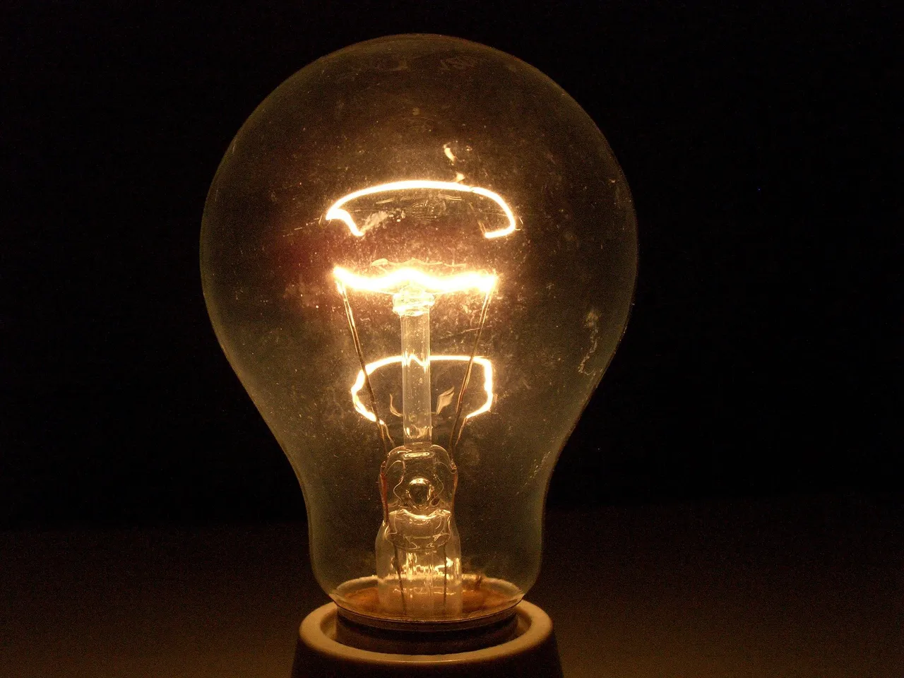 bulb-2928829_1920.jpg