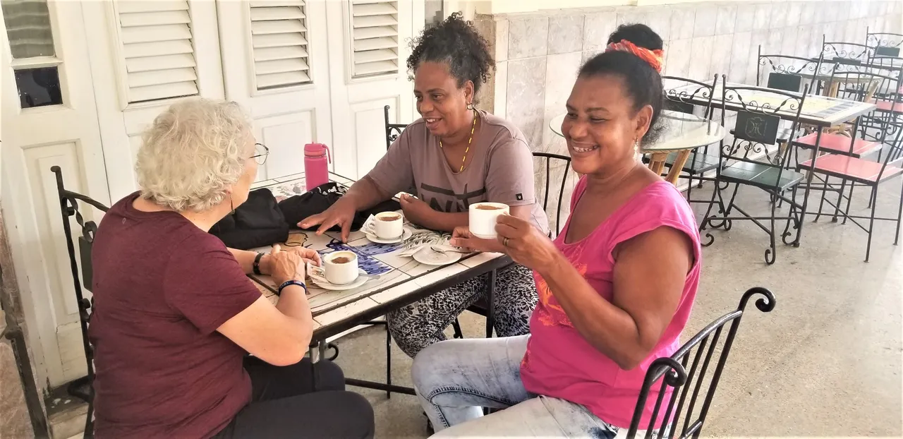 bebiendo cafe .jpg