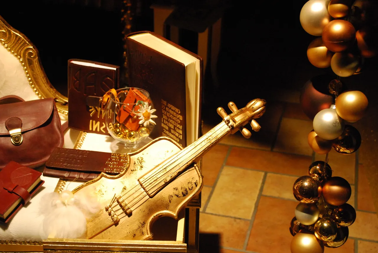 music-guitar-decoration-christmas-musical-instrument-celebrate-1084645-pxhere.com.jpg