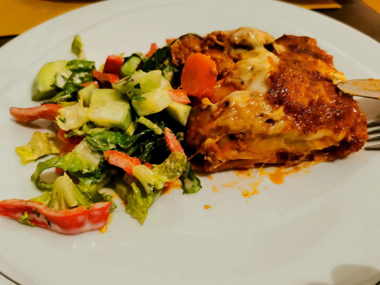 lasagne mit salat.jpg