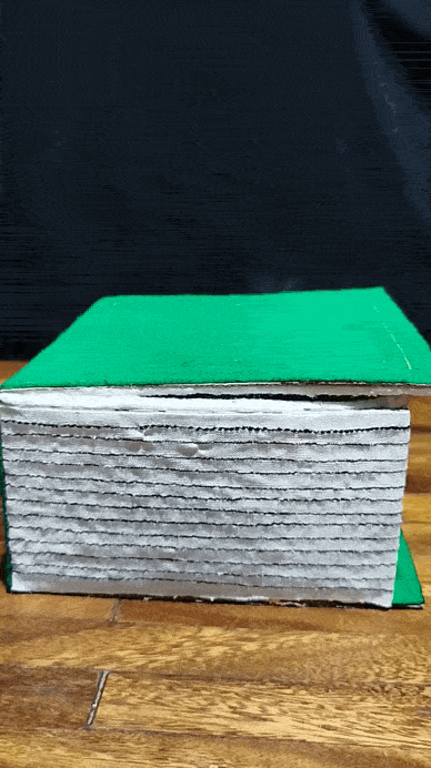 Caja libro good omens (1).gif