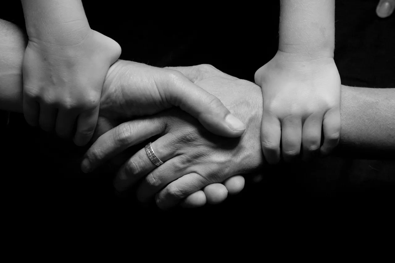 black-and-white-connected-hands-love-265702.jpg