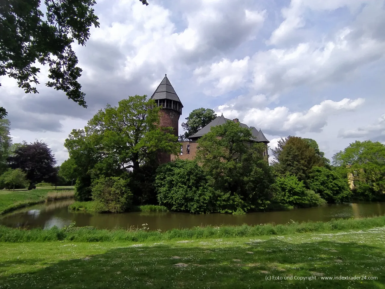 IMG_20220512_141306 Burg Linn Krefeld.jpg