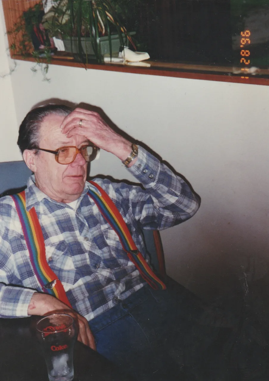 1996-11-28 - Old guy with glasses.jpg