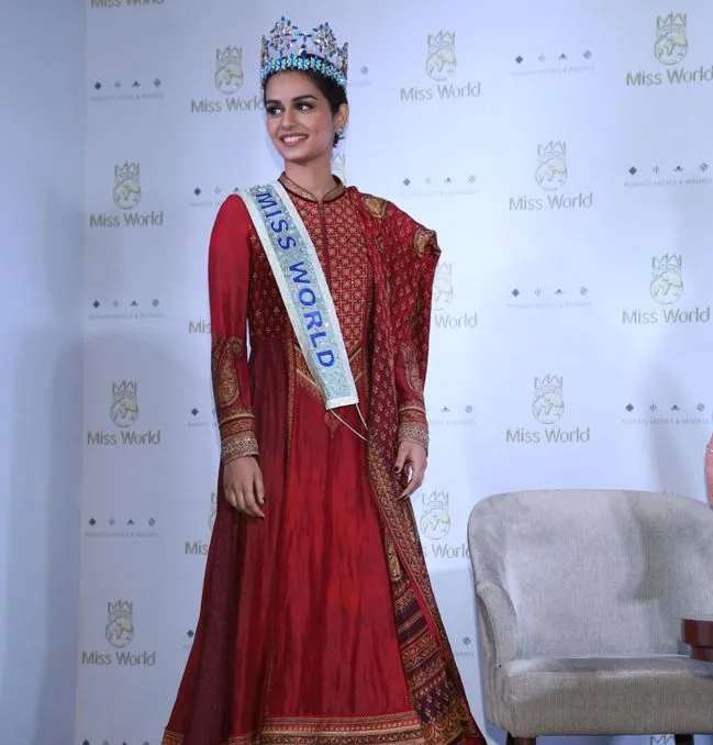 miss-world-manushi-chillar-at-press-meet-4.jpg