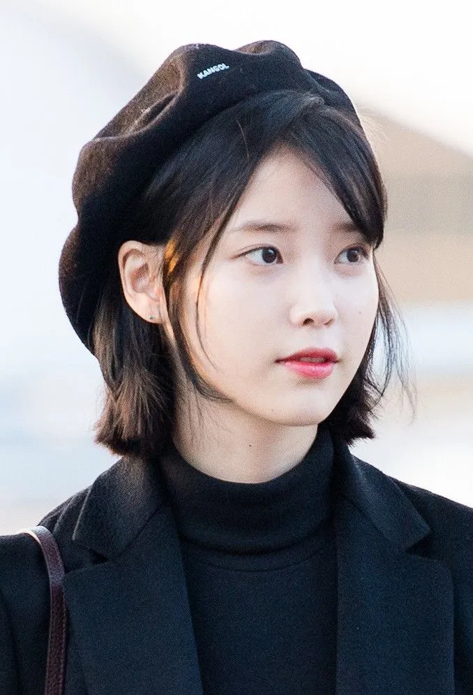 IU_at_Incheon_airport,_6_January_2017_01.jpg