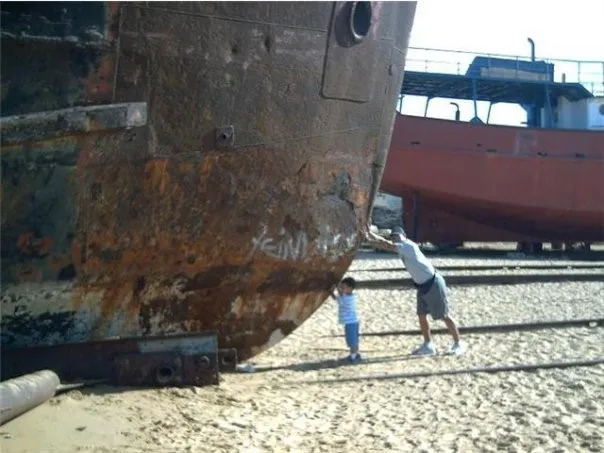 EUDO Y ANDRES EMPUJANDO EL BARCO.jpg