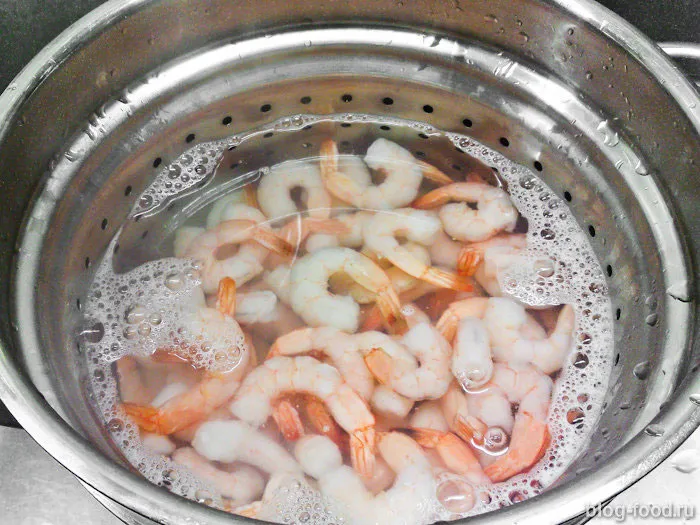 Pasta with shrimp in cream sauce