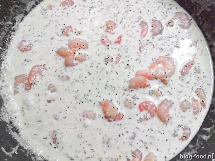 Pasta with shrimp in cream sauce