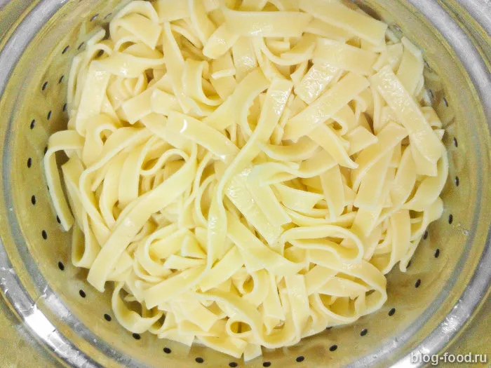 Pasta with shrimp in cream sauce