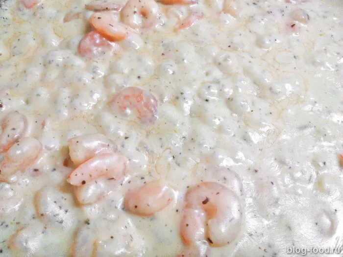 Pasta with shrimp in cream sauce
