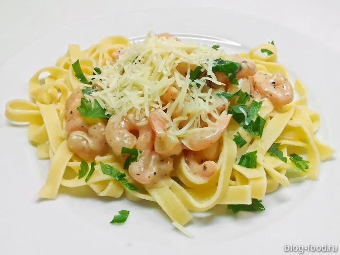 Pasta with shrimp in cream sauce