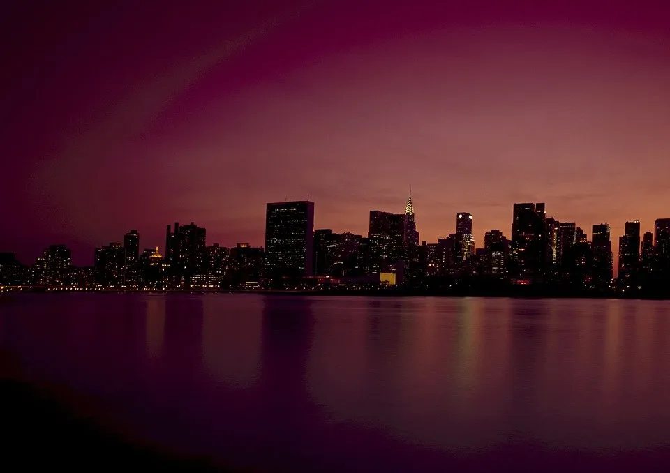 https://cdn.pixabay.com/photo/2014/12/04/16/07/new-york-city-556848_960_720.jpg