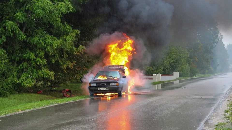 Auto en fuego
