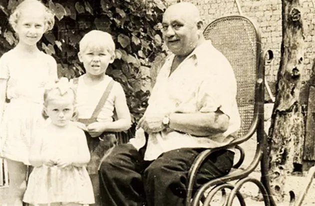 Ivan Firtsak with his children