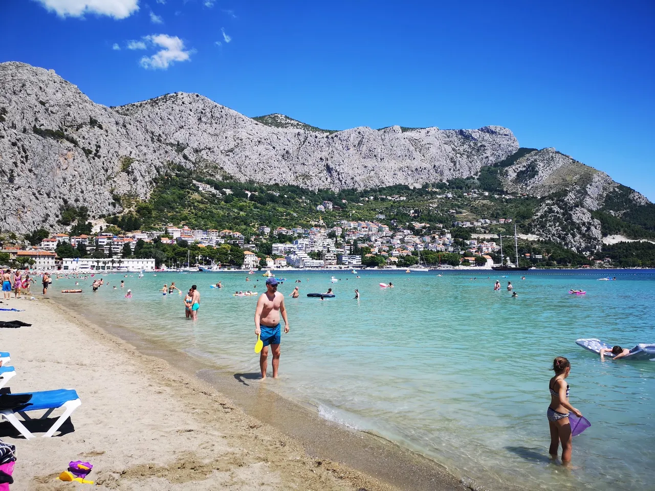 Super atrakcją Omiša jest oczywiście plaża. I o ile wiadomo, że każdy chce w Chorwacji trochę poplażować, tak Omiš zasługuje na specjalną uwagę że względu na piaszczystą plażę i bezproblemowe dno (można bez butów do wody), a jednocześnie zachowuje ten wspaniały kolor chorwackiej wody.