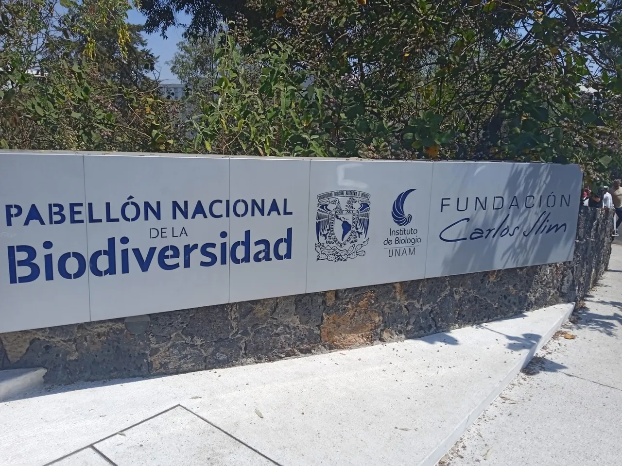 Cartel de la entrada al pabellón