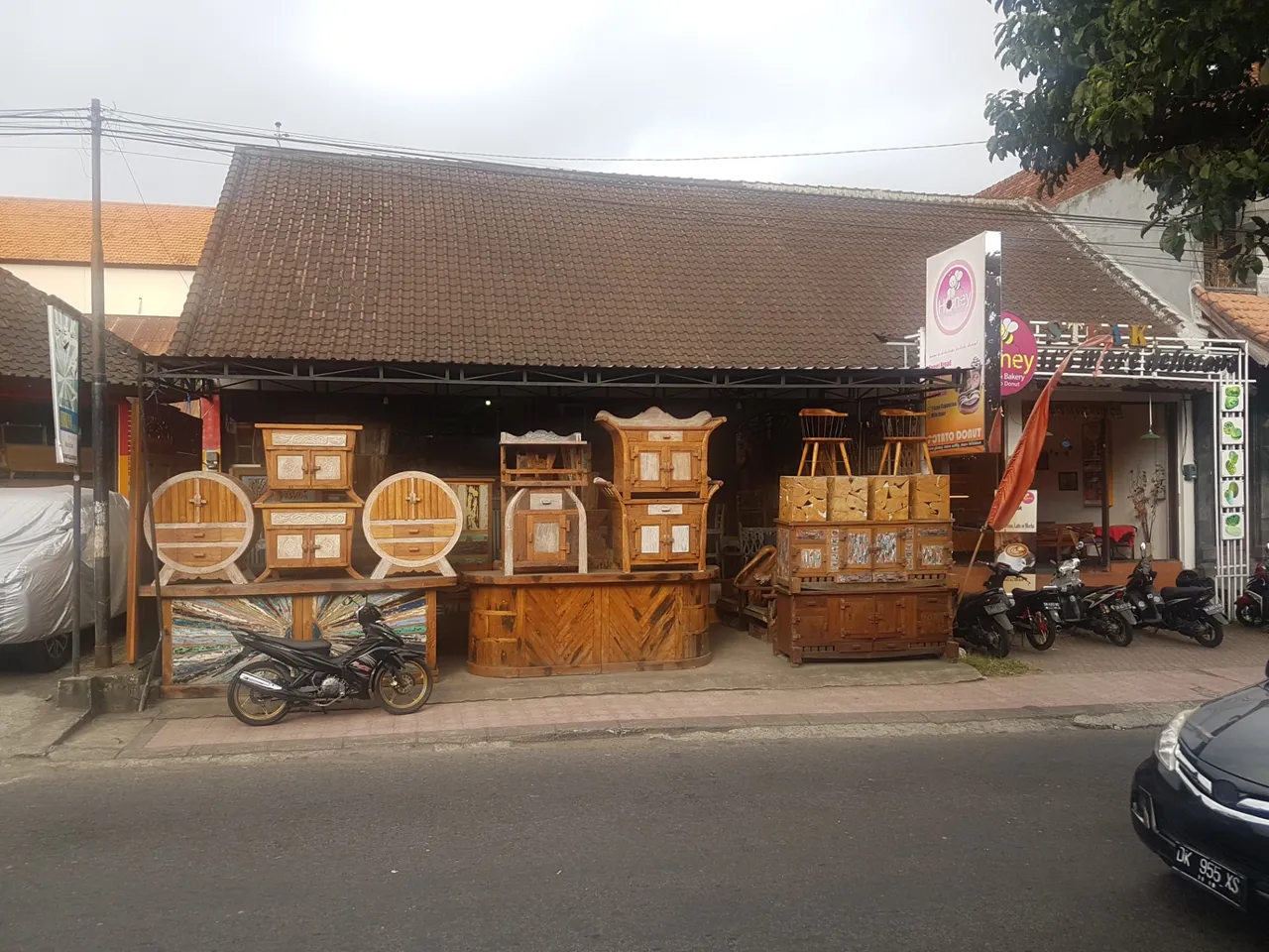 There’s a section of one main road heading out of Ubud village that is full of furniture and hand made stuff.