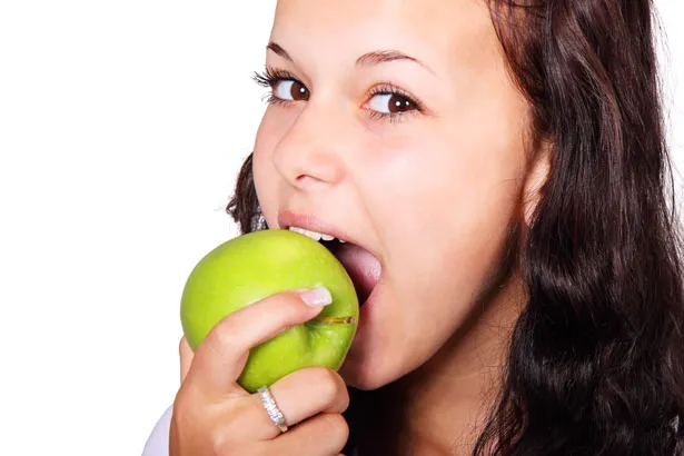 https://www.publicdomainpictures.net/en/view-image.php?image=4732&picture=woman-eating-apple