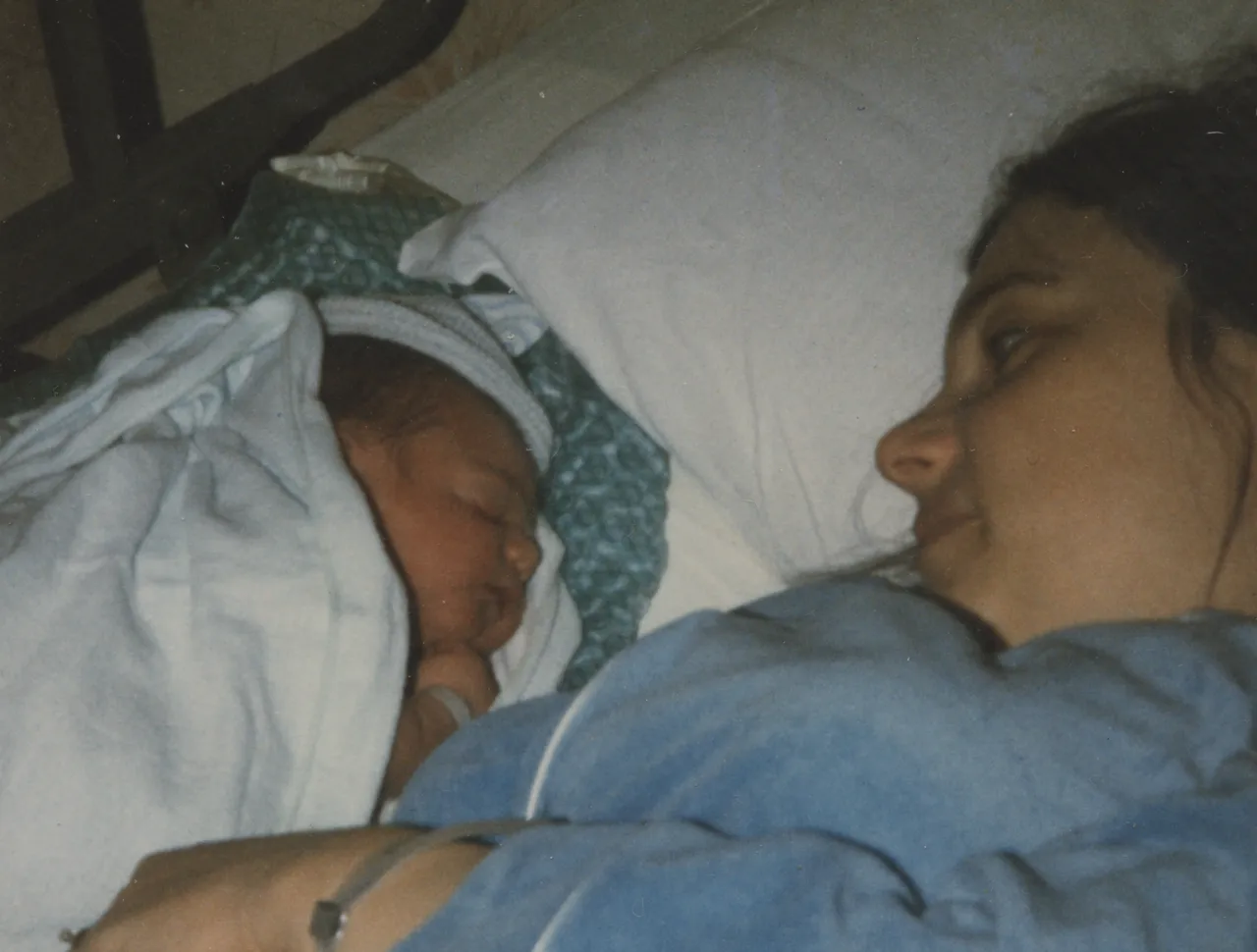 1985-02-11 Joey Arnold Newborn 03 Mommy.png