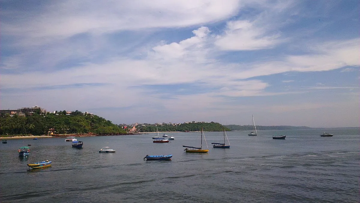 1200px-Fishing_Boats_anchored_at_Dona_Paula_,_Goa.jpg