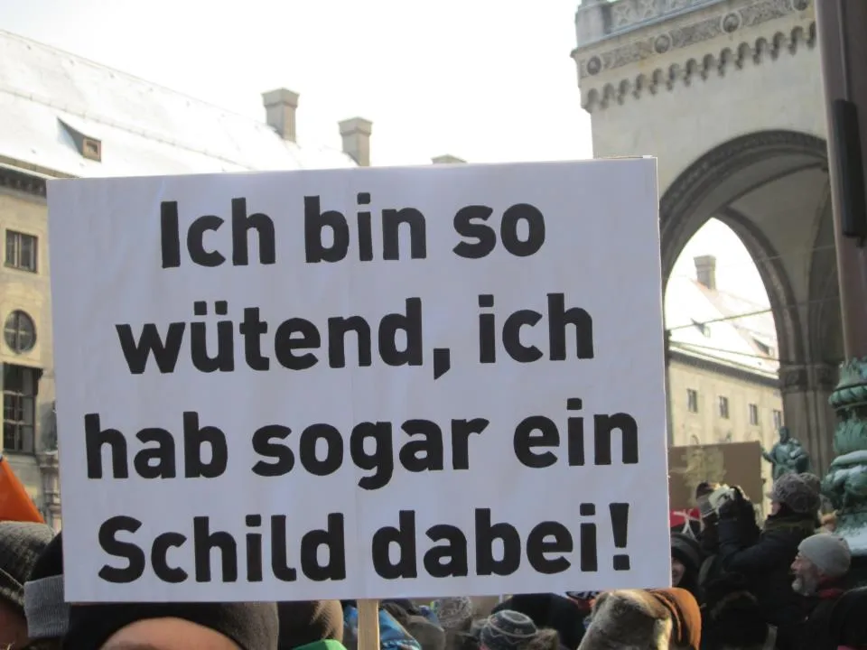 ich-bin-so-wuetend-ich-hab-sogar-ein-schild-dabei.jpg