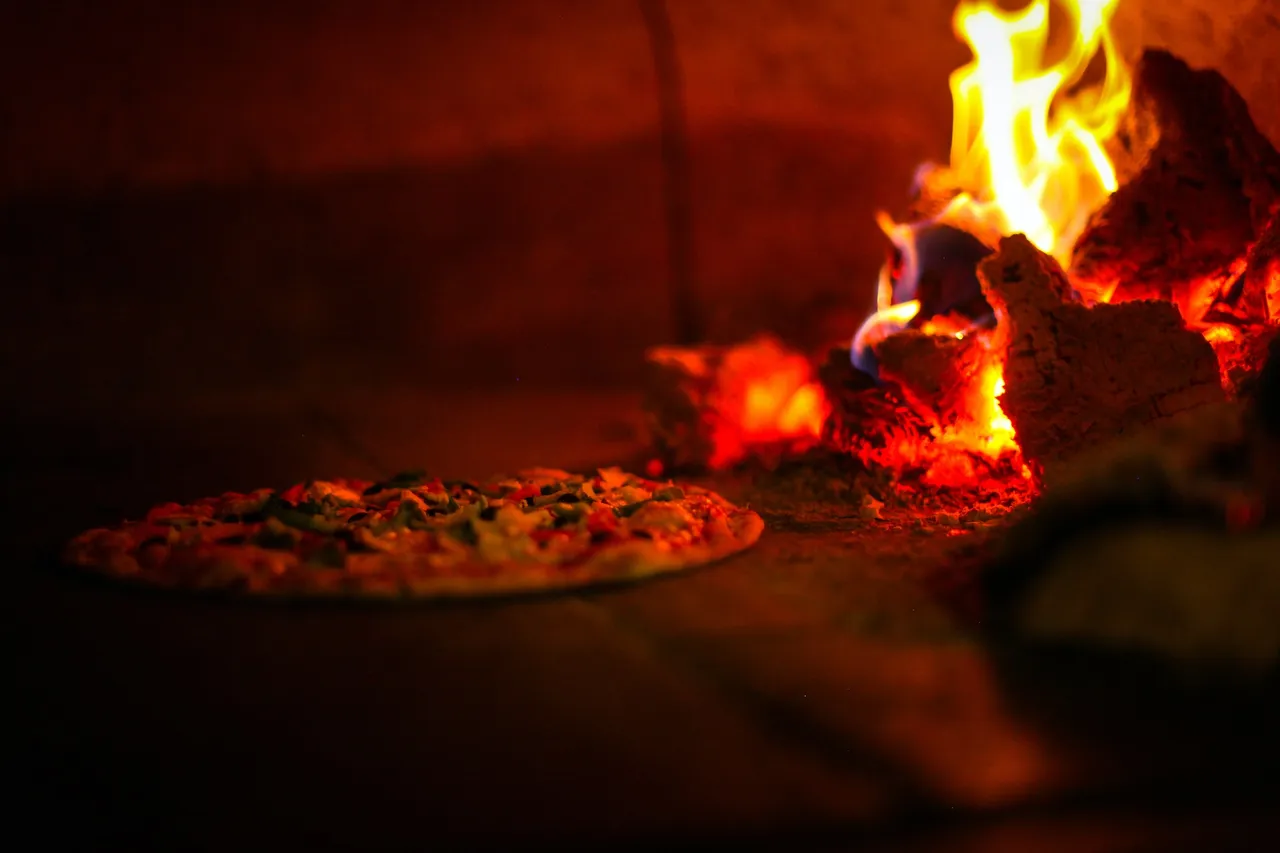 hemant-latawa-IfQlwNqJqV8-unsplash Pizza Pizzaofen.jpg