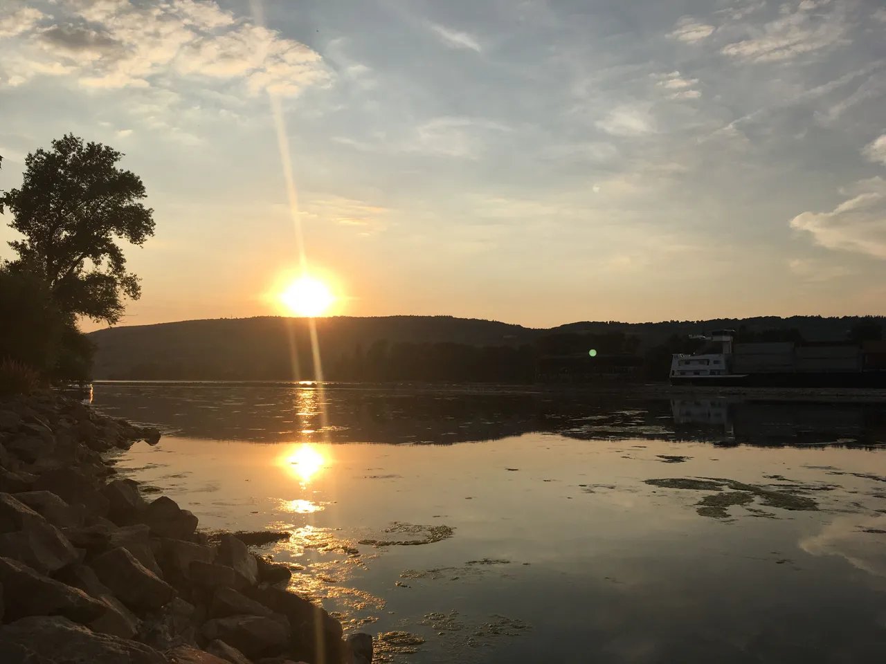 https://s3.us-east-2.amazonaws.com/partiko.io/img/holgerwerner-another-sunthursday-sunset-shot-at-the-river-rhine-1532026075621.png