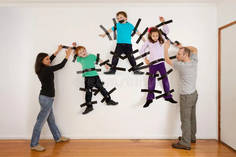ouders-die-kinderen-houden-zich-aan-muurgrap-39659815.jpg