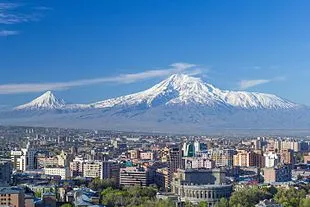 Mount_Ararat_and_the_Yerevan_skyline_in_spring_(50mm).jpg