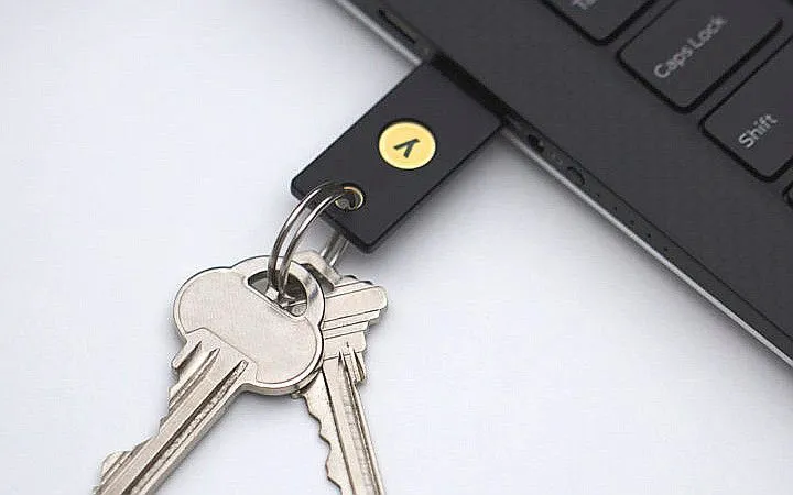 yubikey-4-keychain-black-laptop-angle-02_1024-720x720.jpg