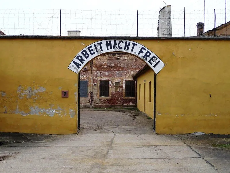 800px-Theresienstadt-Kleine_Festung-Arbeit_macht_frei.jpg