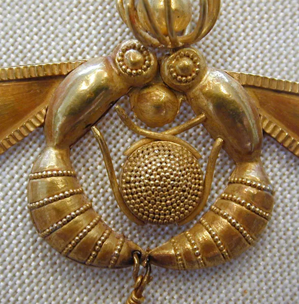 Détail dun collier (Héraklion, Crète) - Jean-Pierre Dalbéra from Paris, France, CC BY 2.0, via Wikimedia Commons