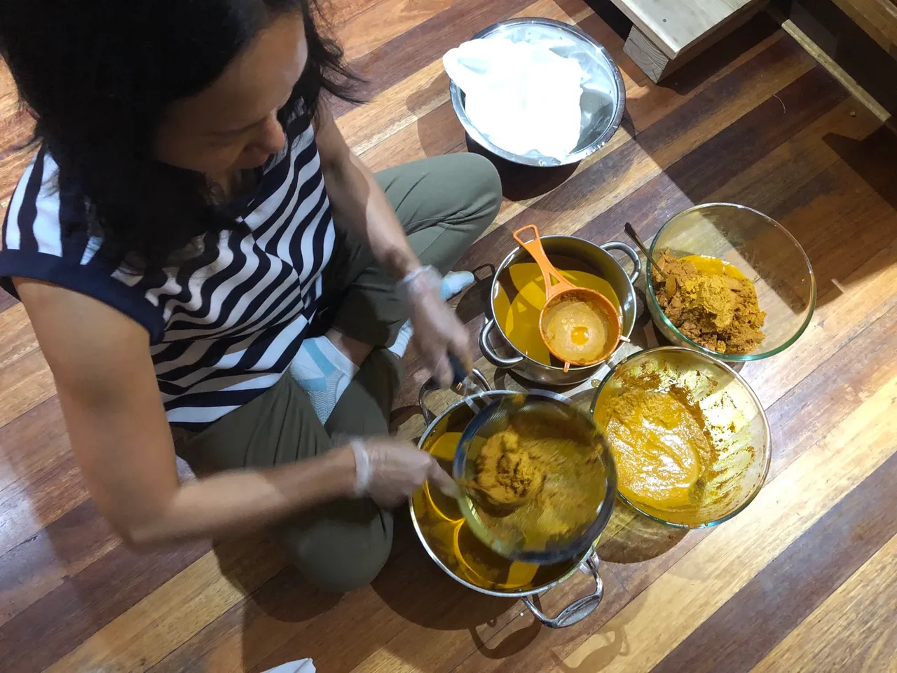 Minh Sa making Turmeric starch