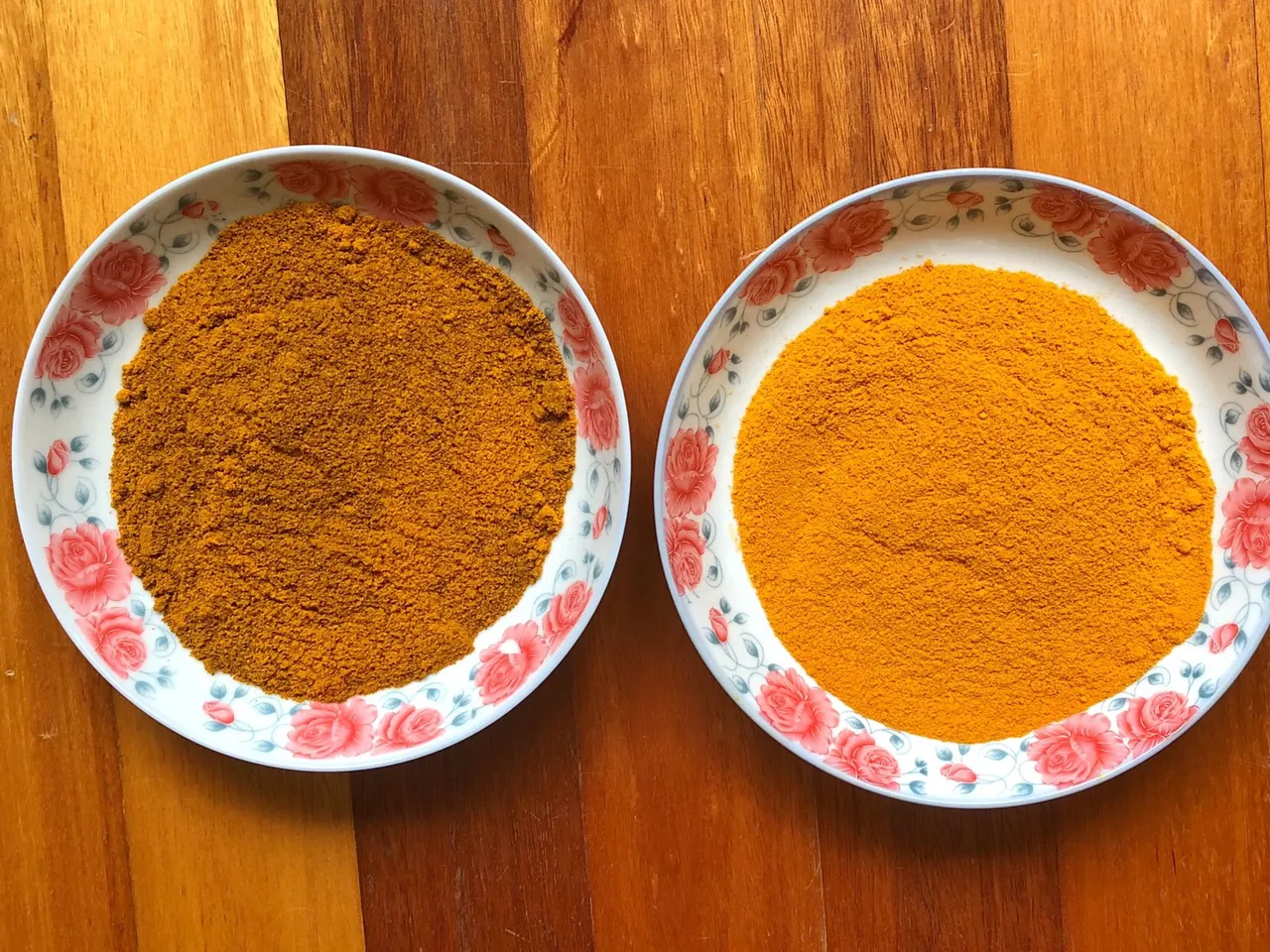 Unpeeled and peeled Turmeric powder