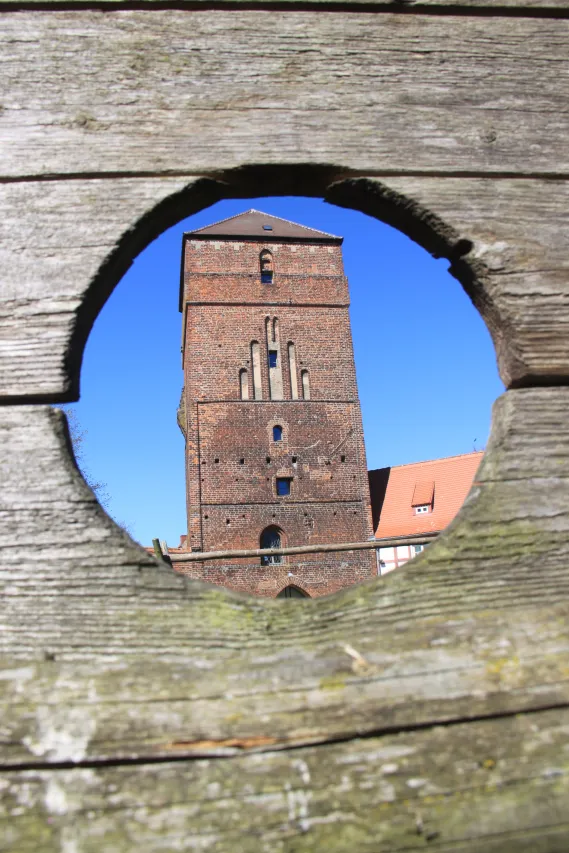 Turm der Bischofsburg durch einen Pranker