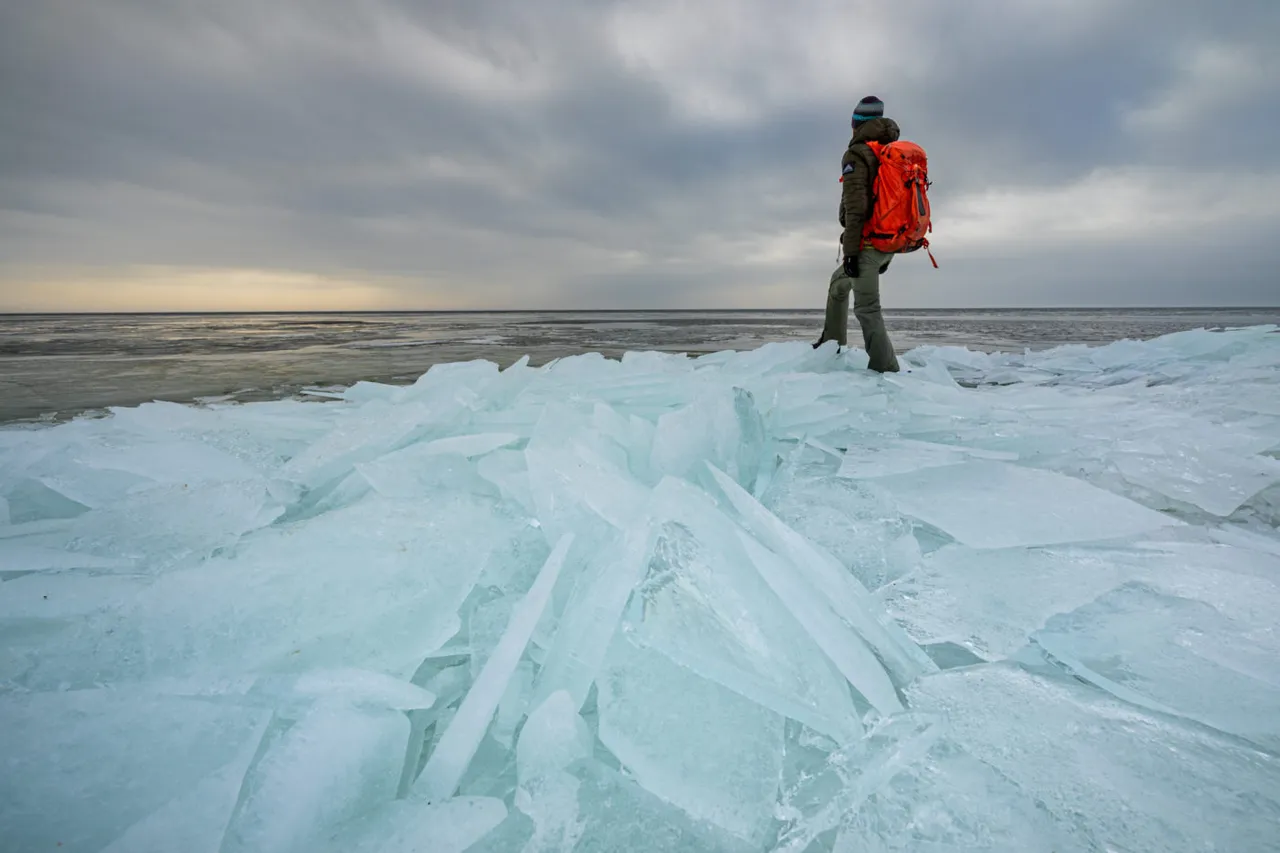 Because it is above zero, the ice on the IJsselmeer melts and breaks into pieces, which is then pushed ashore.