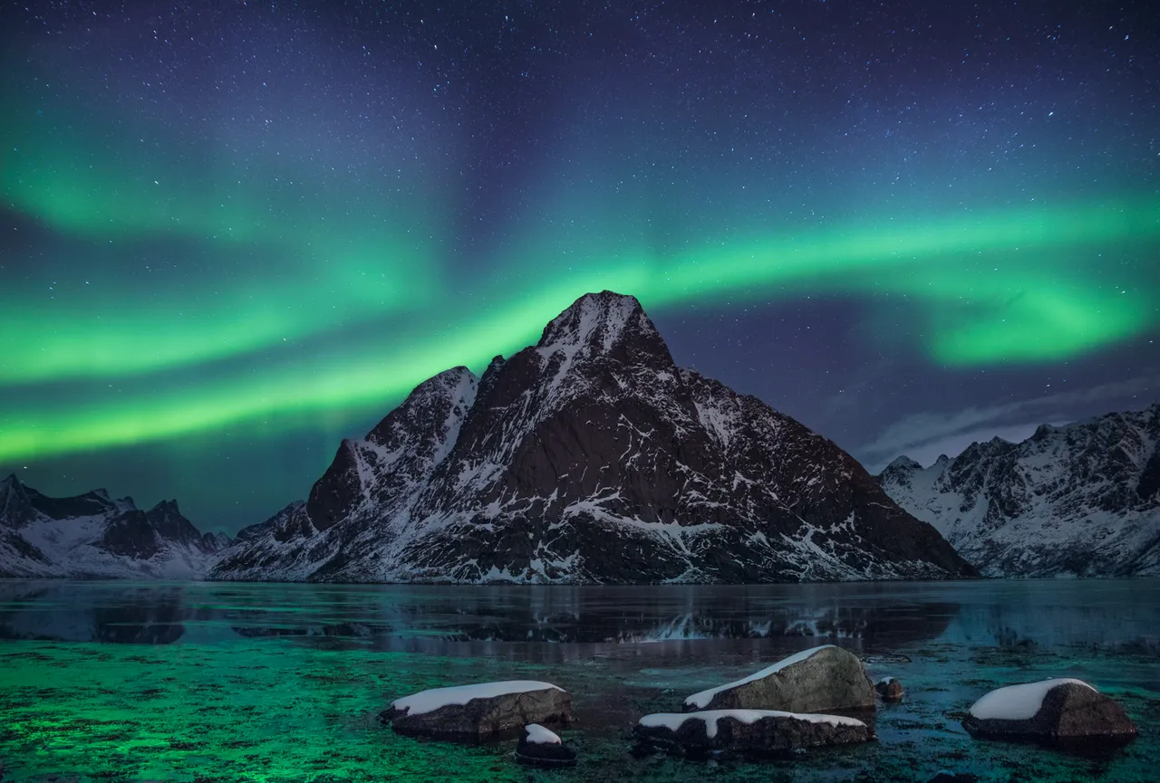 It is amazing to see the Aurora being reflected on the water. Canon 24 mm | f/2.8 | 15 sec | ISO 1600