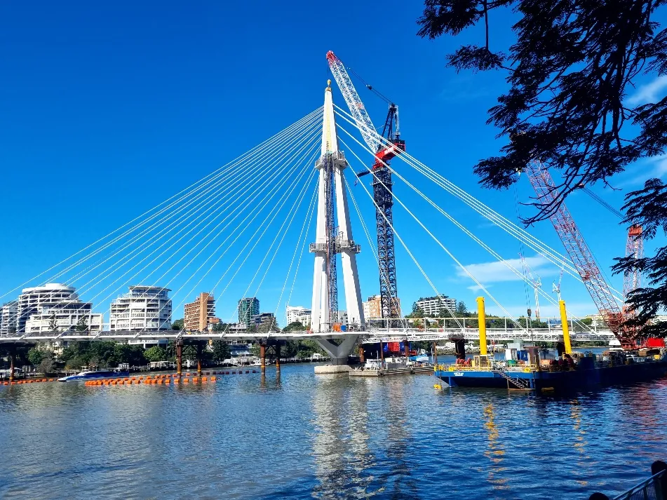 The new Kangaroo Point foot bridge again, must be very close to getting finished.