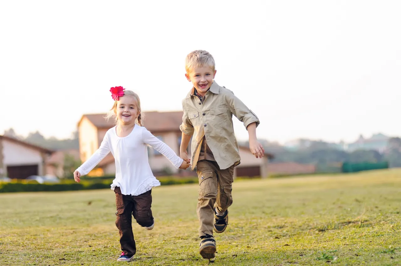 how-to-parent-siblings-of-a-child-with-an-autistic-spectrum-disorder-19db8cbf73149a1bd6de6059603cf369.jpg