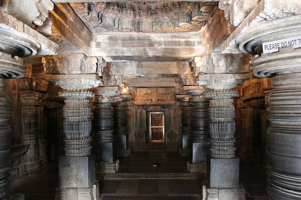 1024px-Mantapa_with_lathe_turned_pillars_and_domical_ceilings_in_the_Chennakeshava_temple_at_Somanathapura.JPG