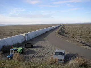 800px-Northern_leg_of_LIGO_interferometer_on_Hanford_Reservation.JPG