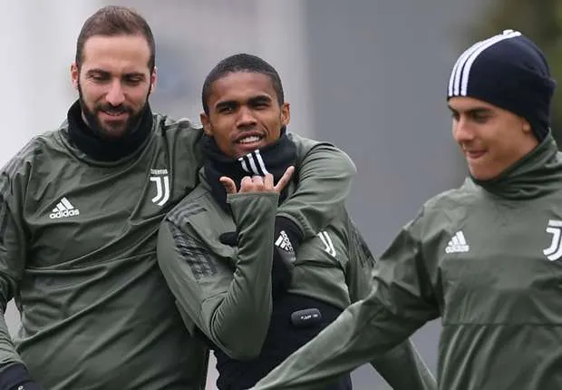 douglas-costa-higuain-dybala-juventus_1ahltonmpdbm915h7v5rd6uv2t.jpg