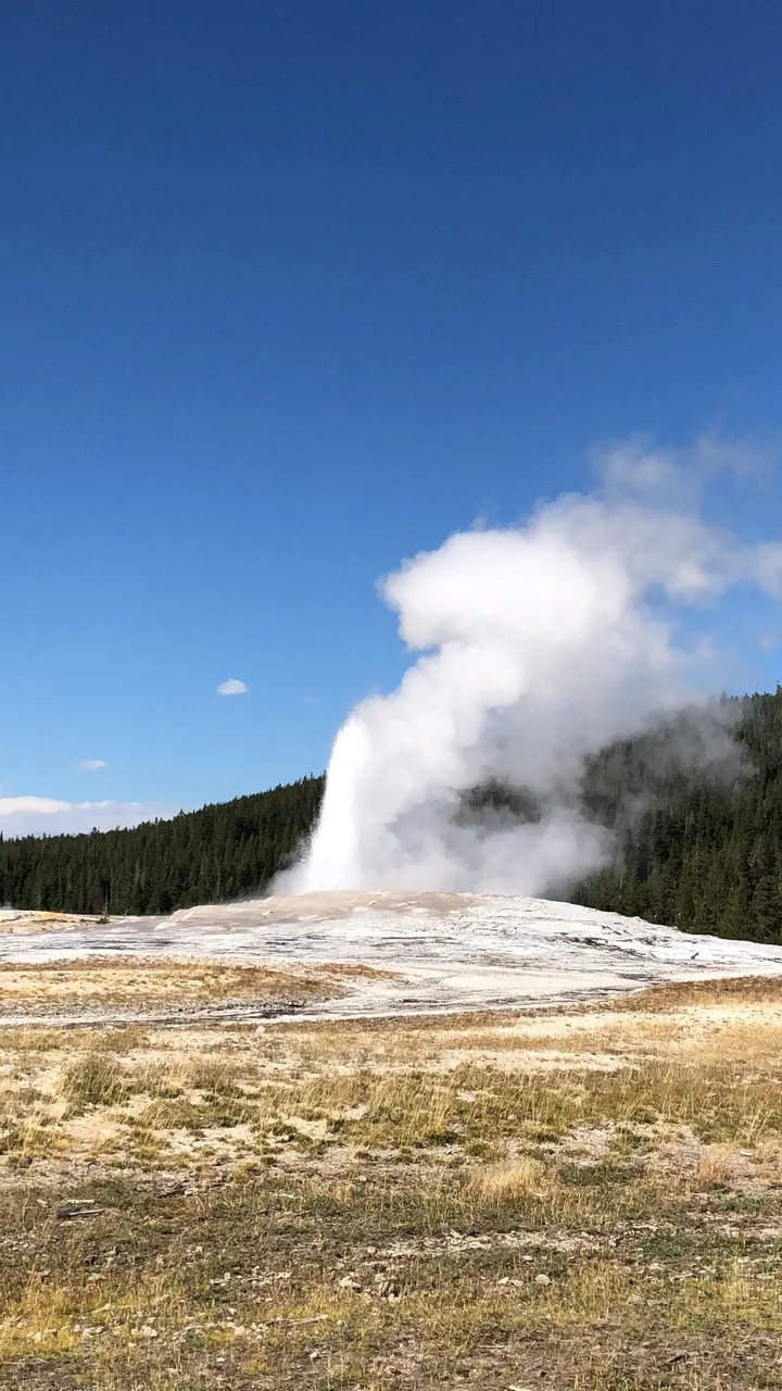 oldfauithful-geyser.jpg